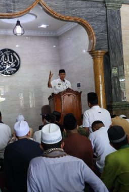 Wali Kota Bekasi Jumat Keliling di Masjid Al Istiqomah, Dorong Penyelesaian PSU dan Perhatian Kesehatan Lingkungan